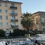 L'escale Setoise アパート *